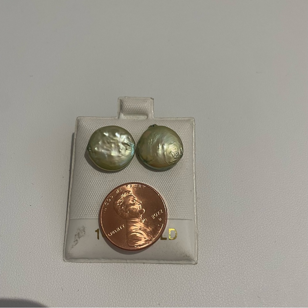 14KY coin shaped pearl studs - Picture 4 of 4